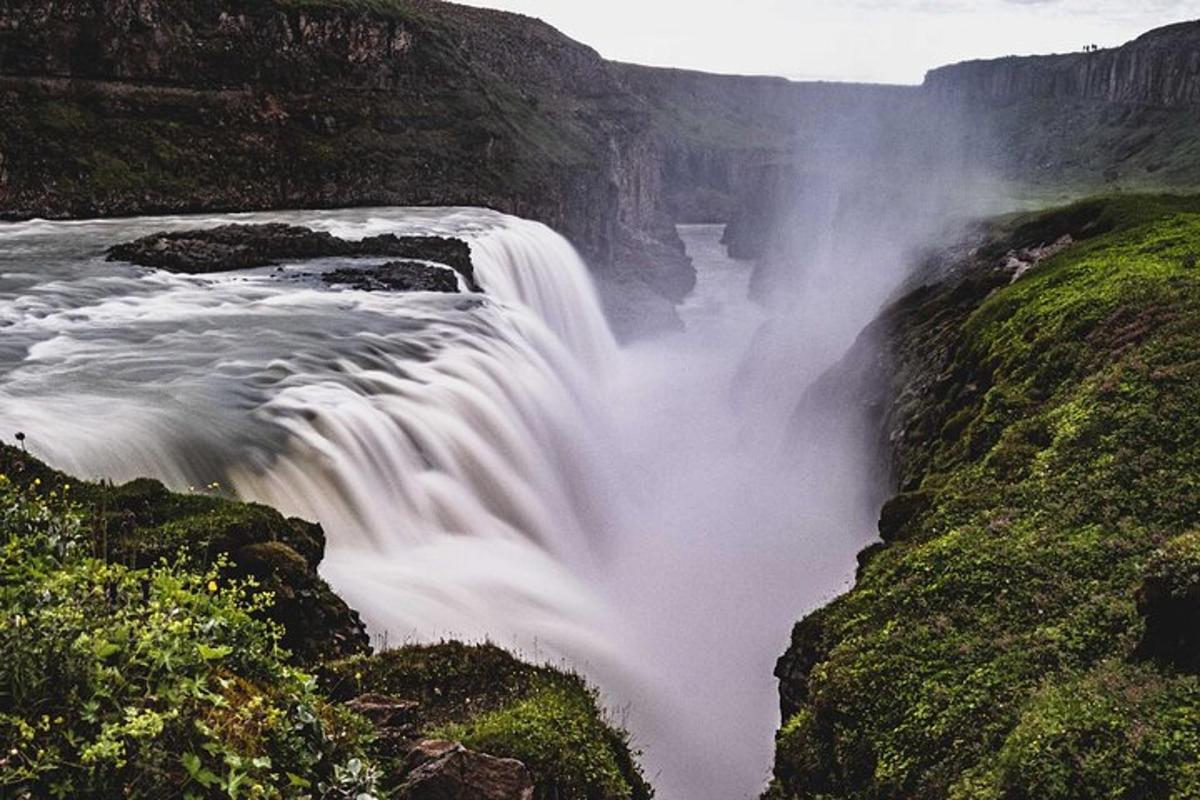 uma cachoeira na beira de um rio em um cânion