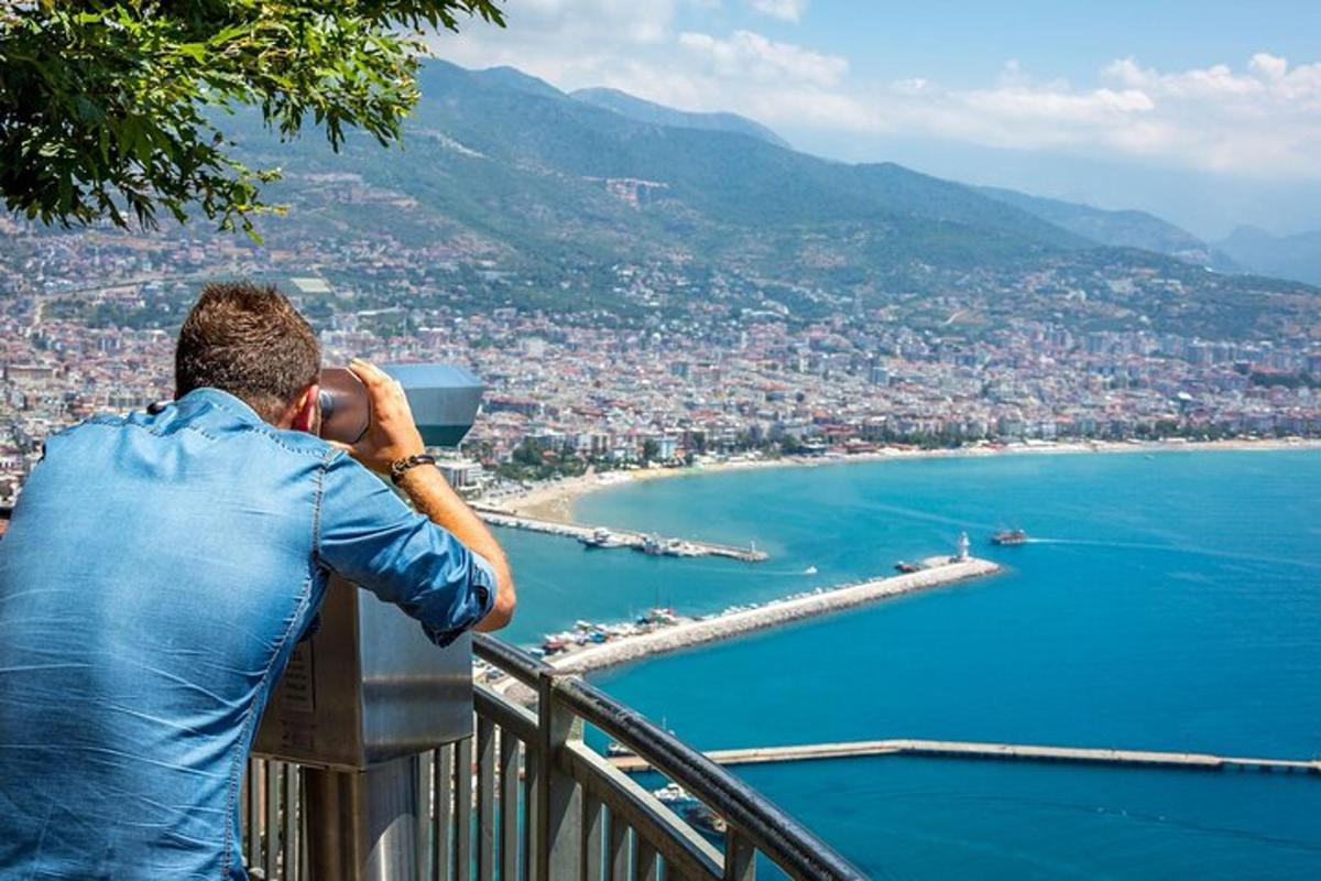 moški, ki se pogovarja po mobilnem telefonu in gleda v ocean