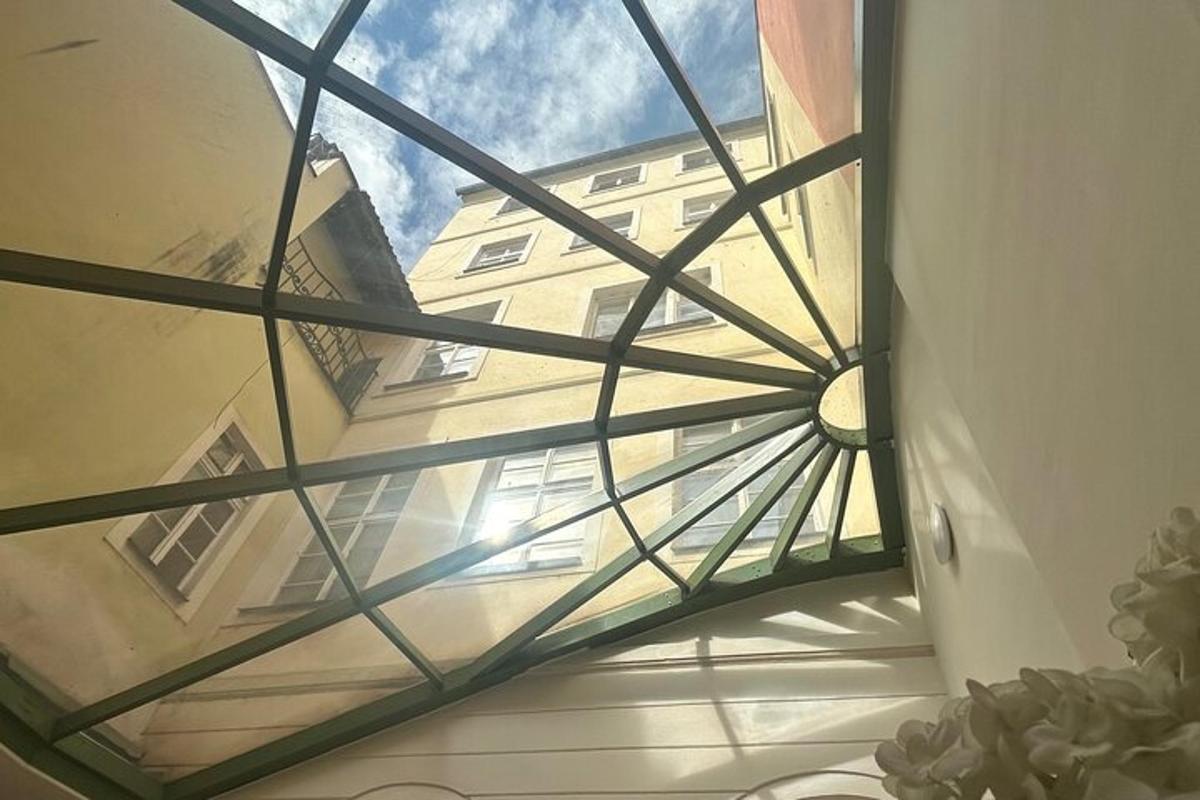 una vista di una finestra di vetro in un edificio