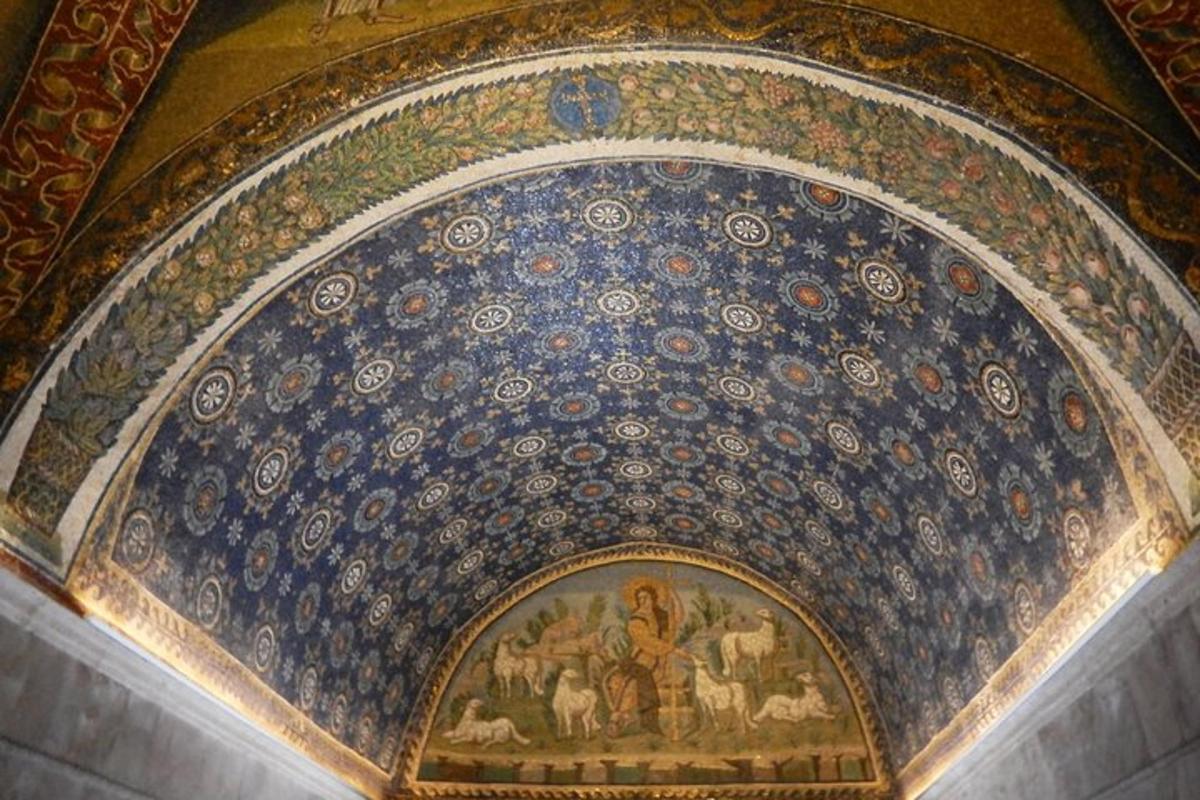 un soffitto decorato con un dipinto sopra