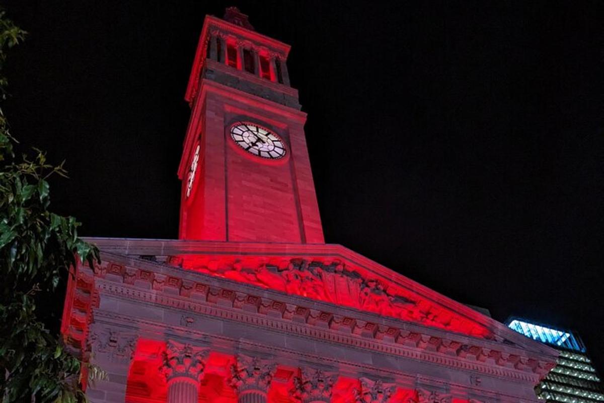 menara jam di atas bangunan dengan lampu merah