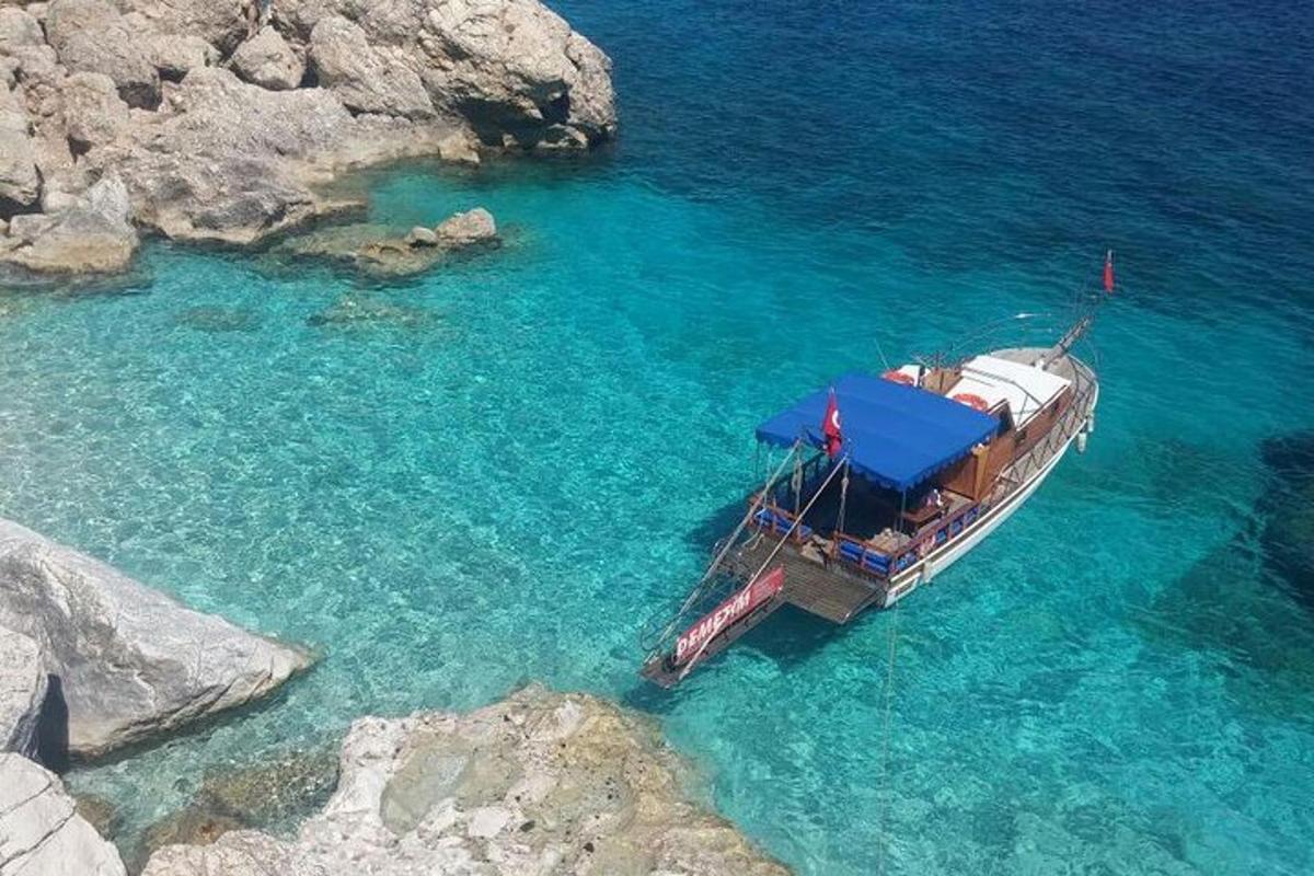 μια βάρκα με μπλε στέγη στο νερό