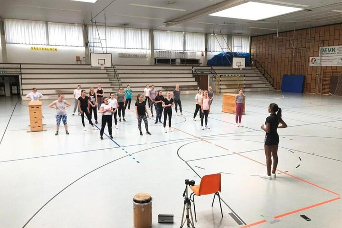 un grupo de personas bailando en un gimnasio