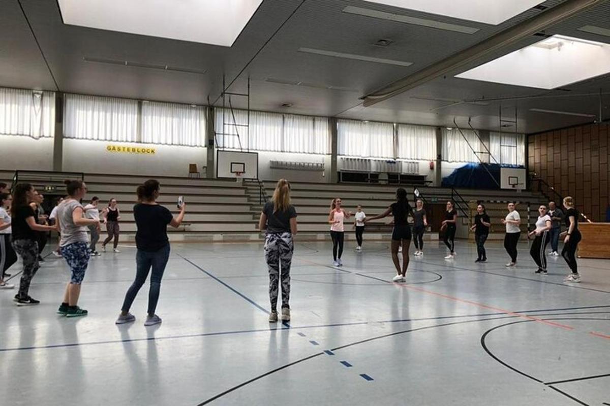 un grupo de personas bailando en un gimnasio