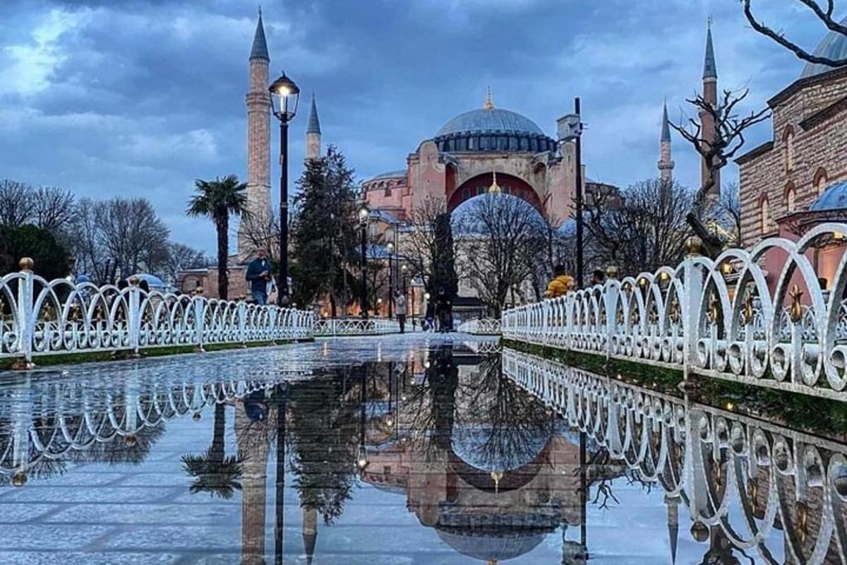 un ponte sopra un fiume in una città con una moschea