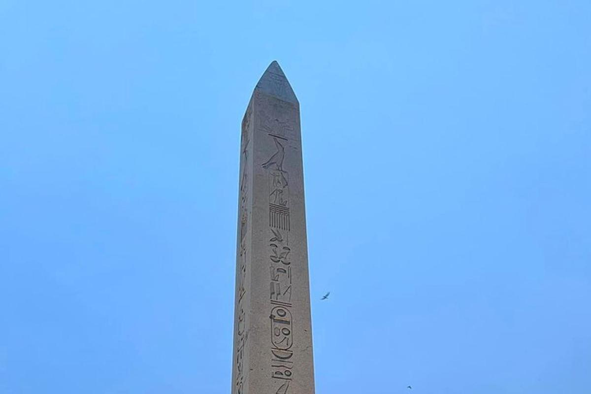 un alto obelisco contro un cielo blu