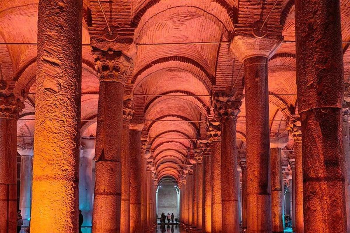 una grande stanza con colonne e soffitti in un edificio