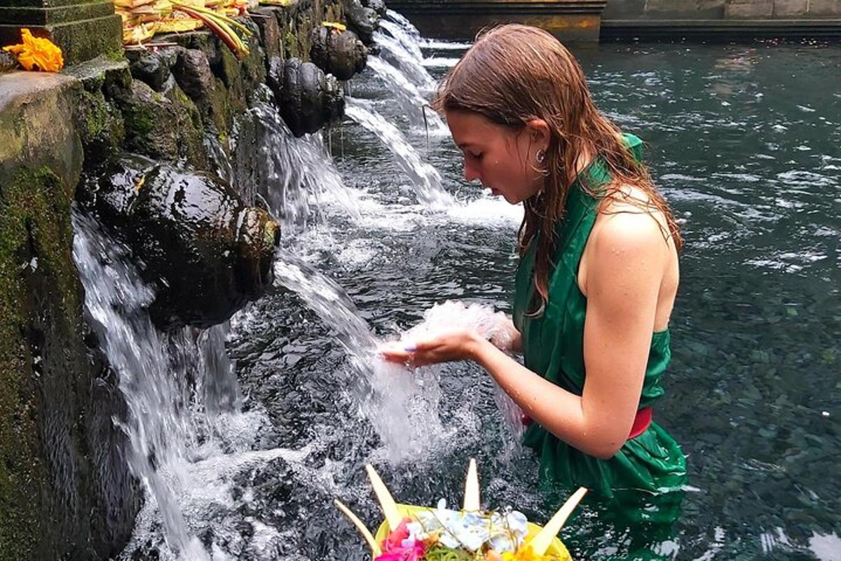 seorang gadis muda berdiri di hadapan air terjun