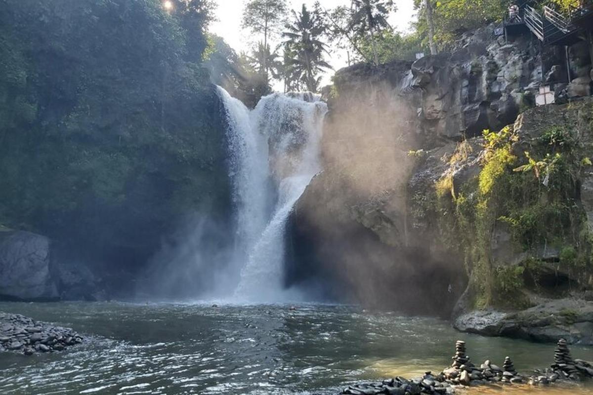 air terjun dengan orang di dalam air di hadapannya