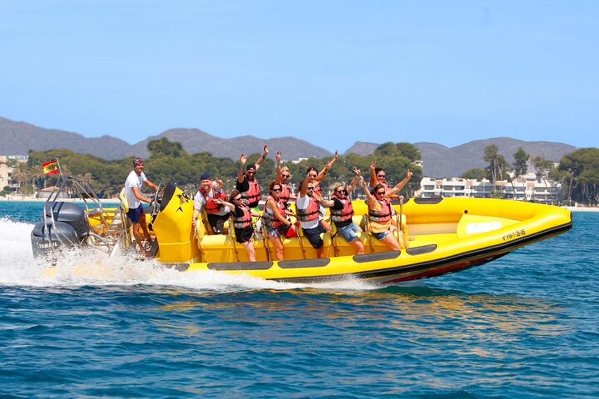 isang grupo ng mga tao sa isang dilaw na bangka sa tubig