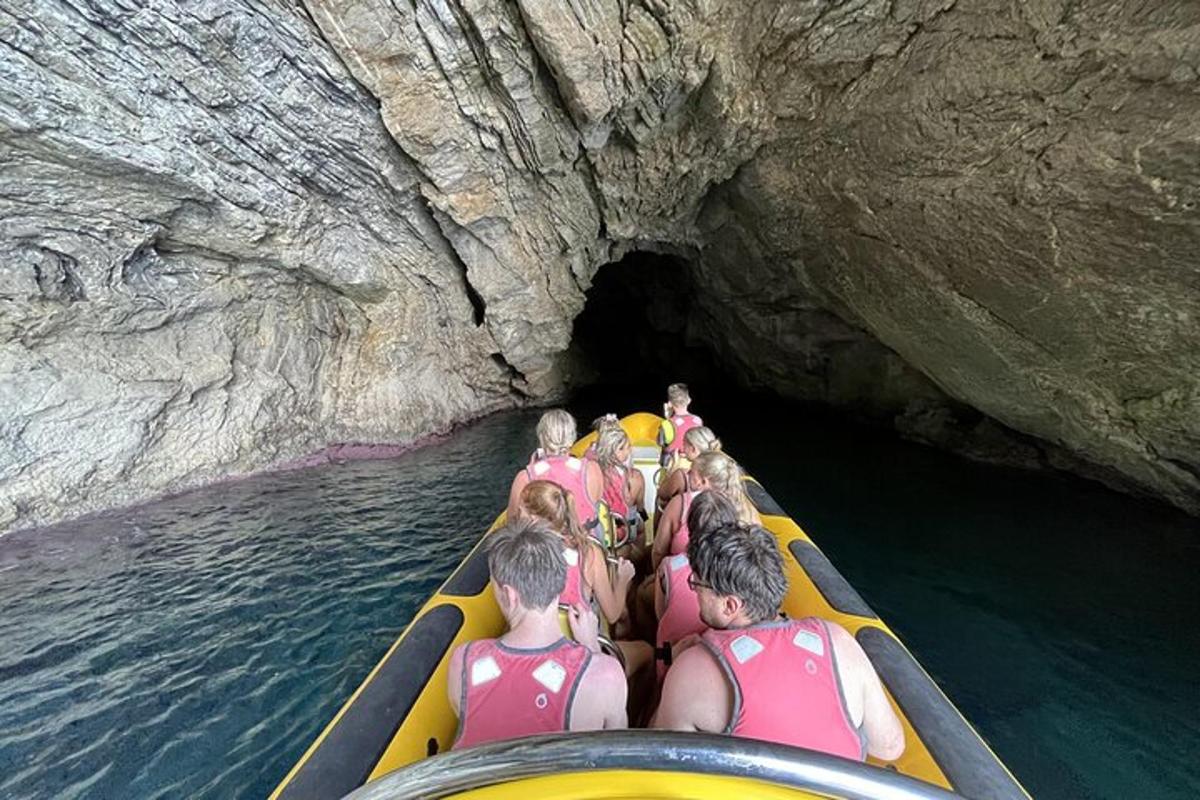 un gruppo di persone su una barca in una grotta