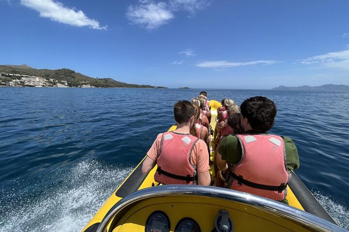 un gruppo di persone su una barca in acqua