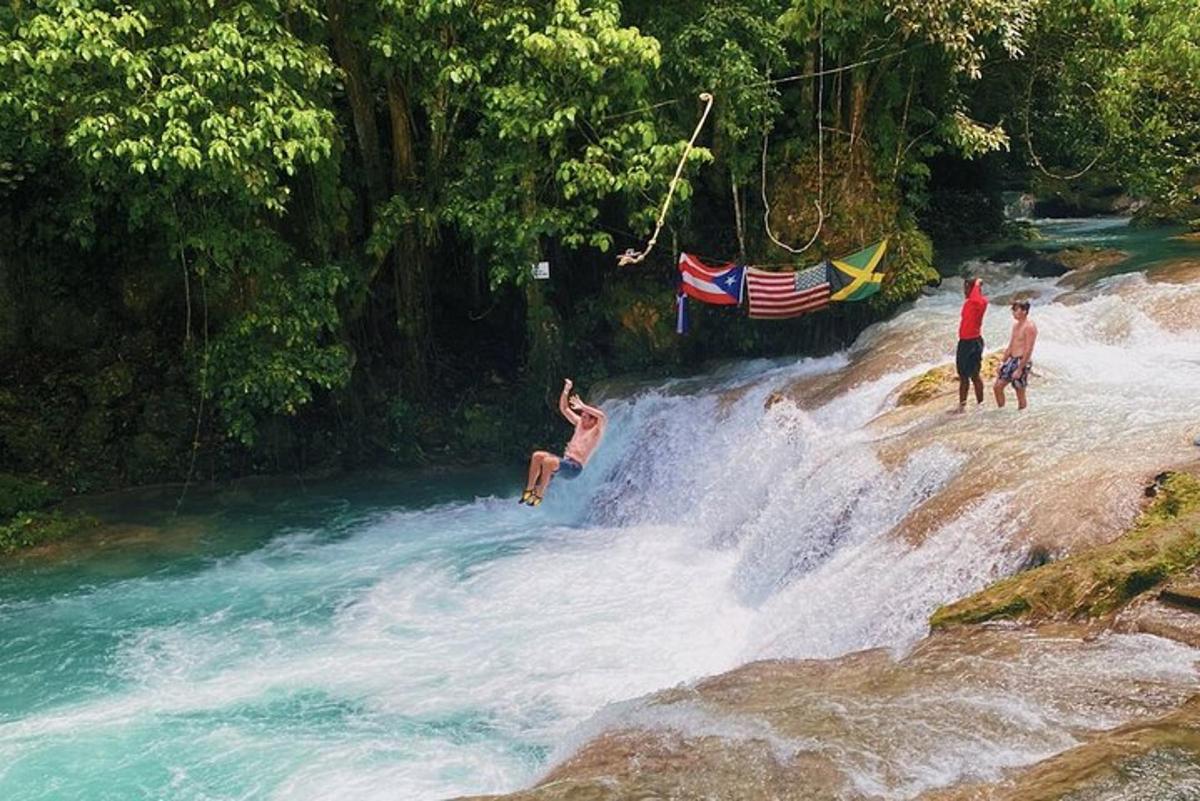 um grupo de pessoas brincando em uma cachoeira de um rio