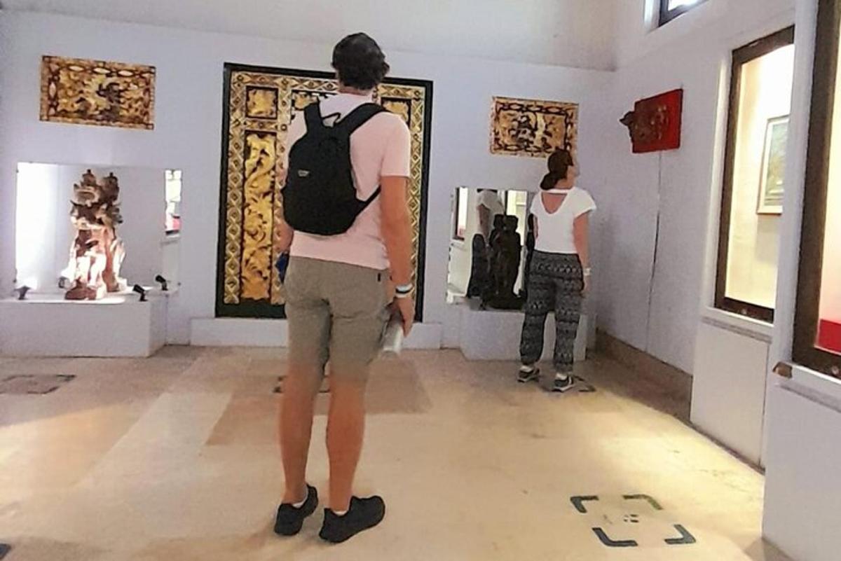 două persoane care privesc arta într-un muzeu
