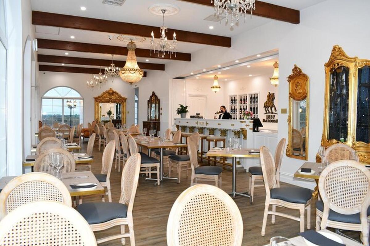 restaurace se stoly, židlemi a pultem