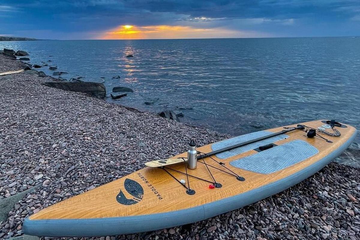 papan dayung duduk di pantai berbatu