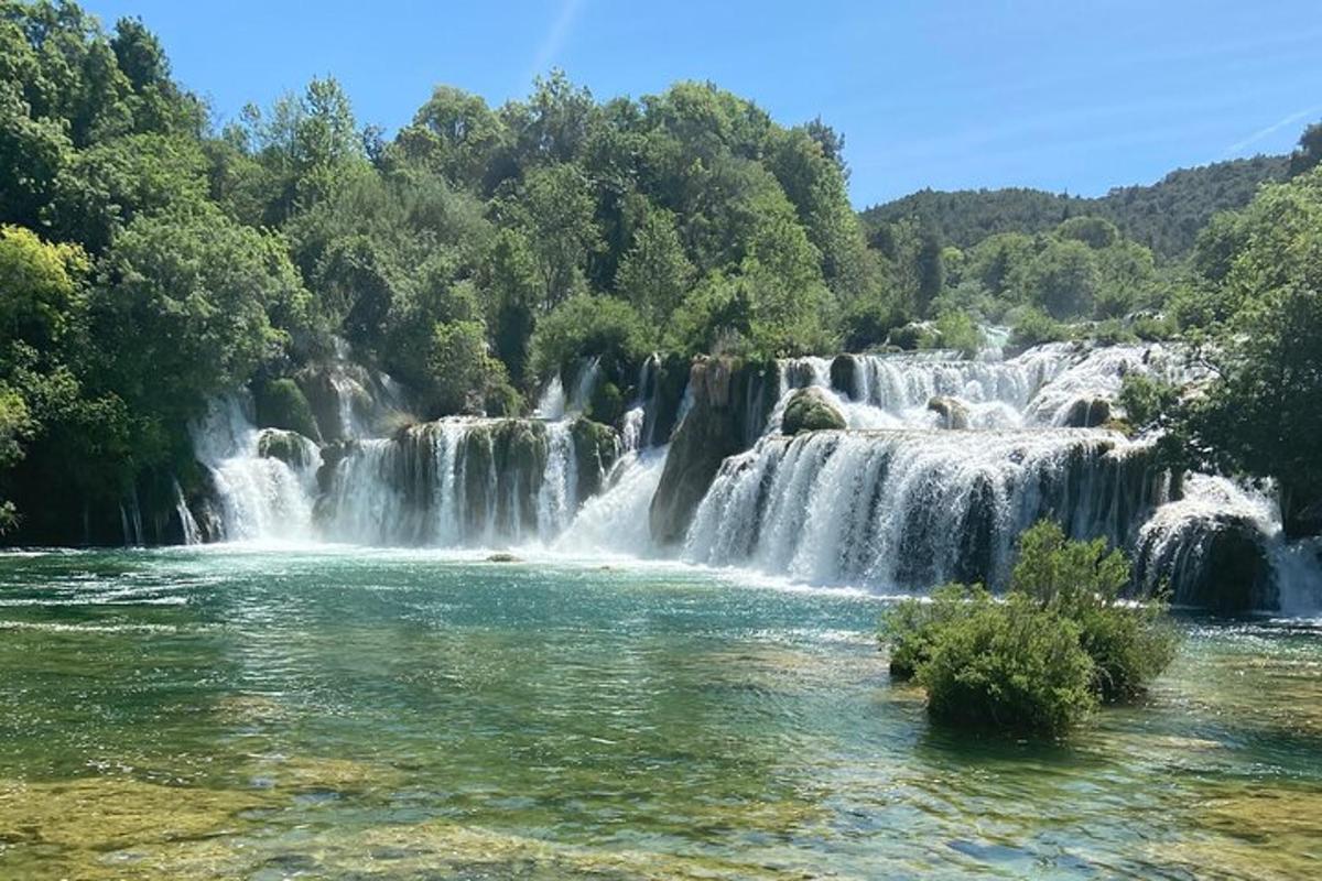 una cascata in mezzo a un fiume