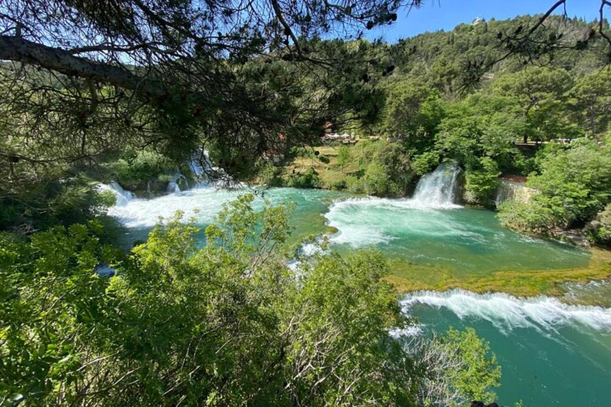 un fiume con una cascata nel mezzo