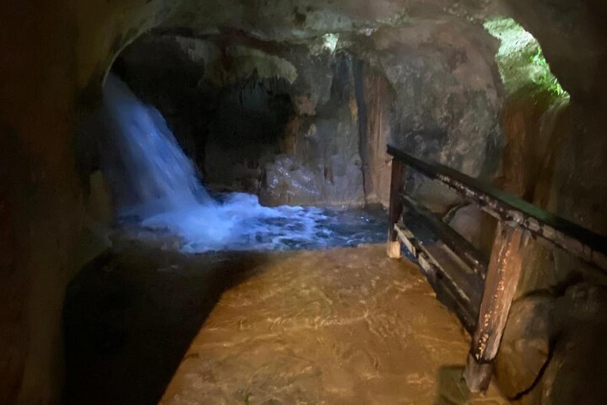 tunel s vodopadom u pećini