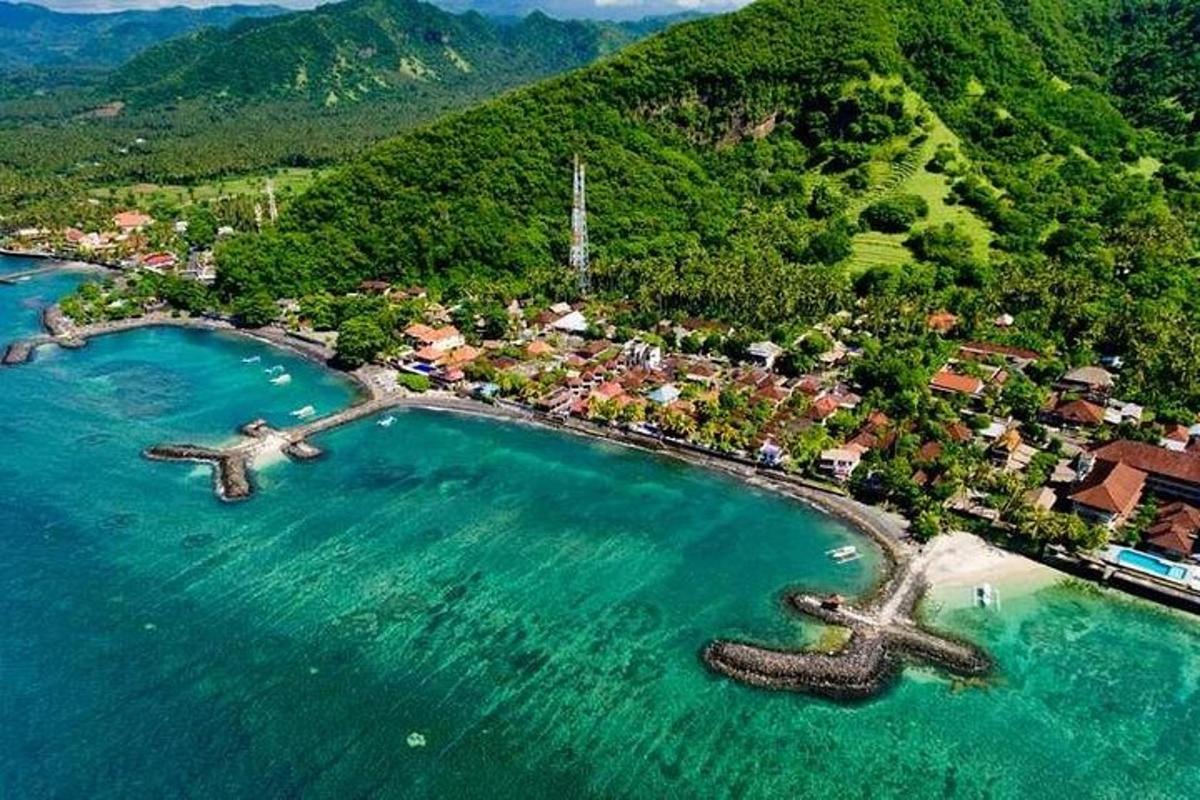 o vedere aeriană a unei mici insule în apă