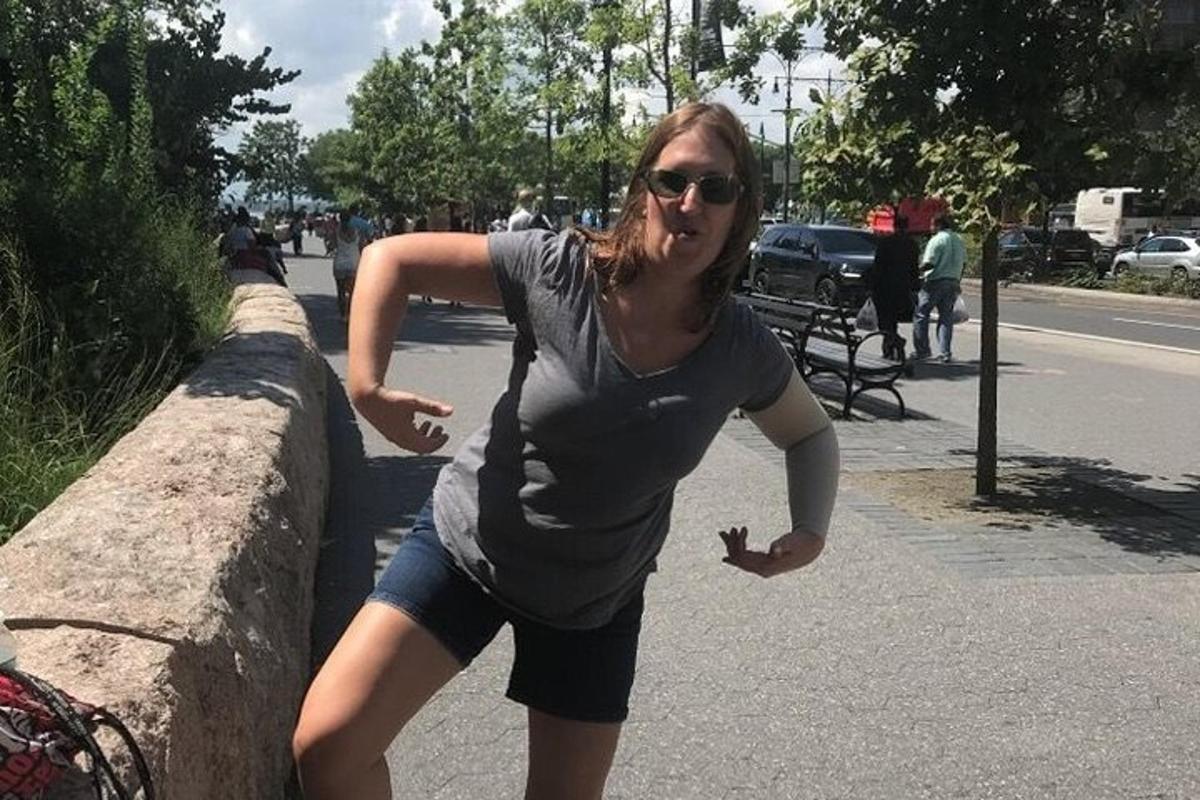 uma mulher está encostada na parede