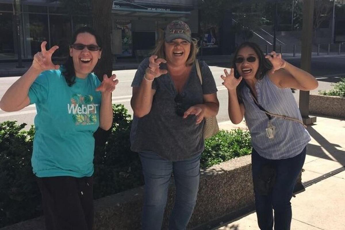 Tres mujeres están hablando por sus teléfonos celulares