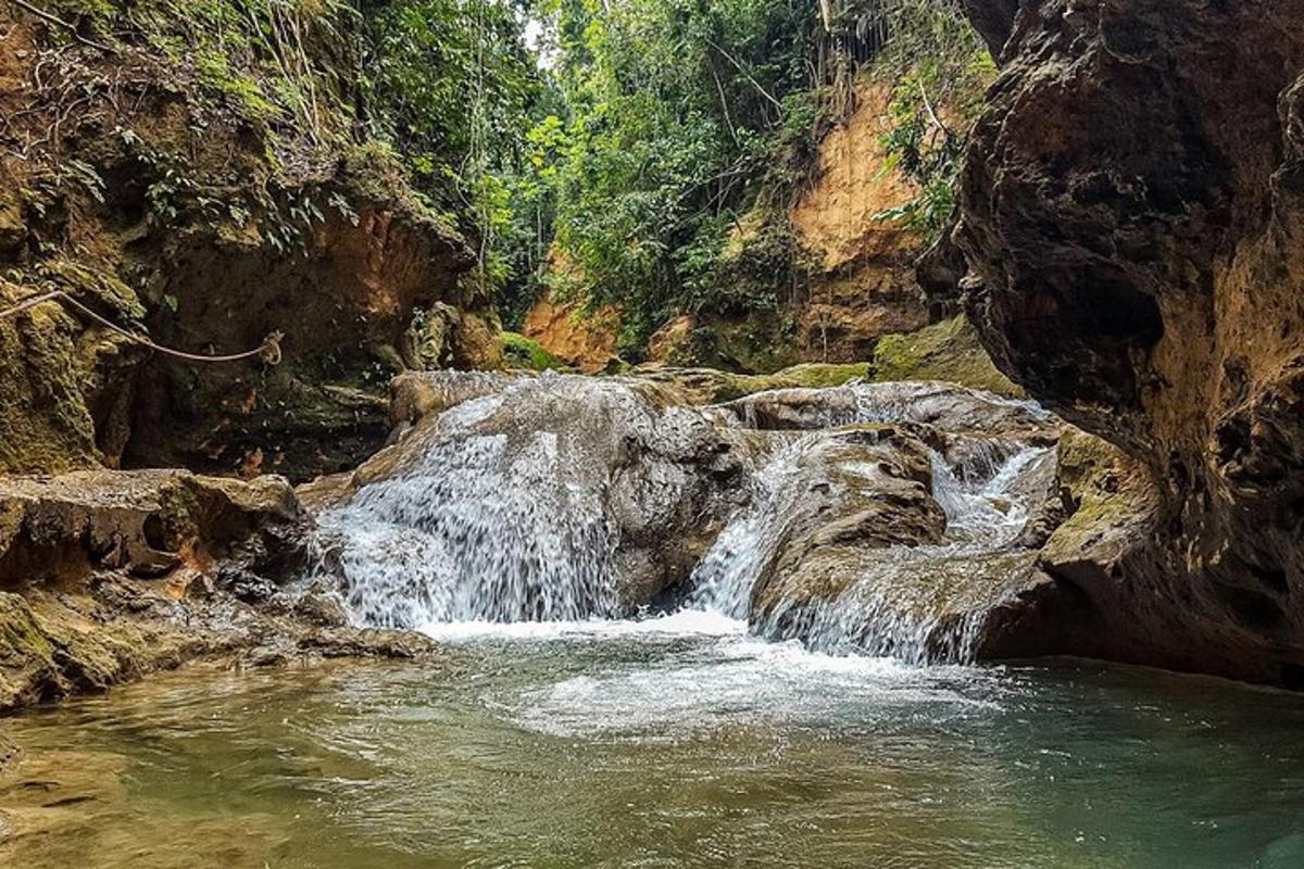 una cascada en medio de un río