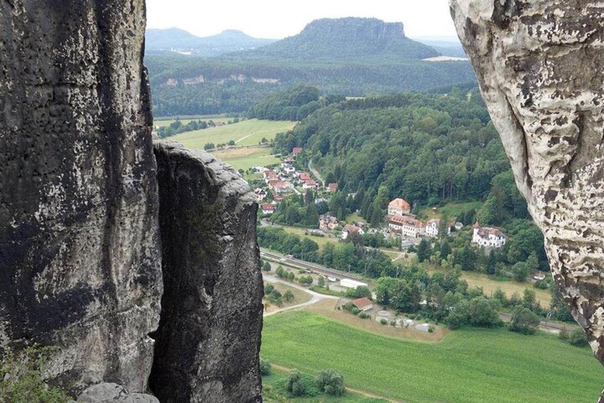 una vista di una città da una parete rocciosa