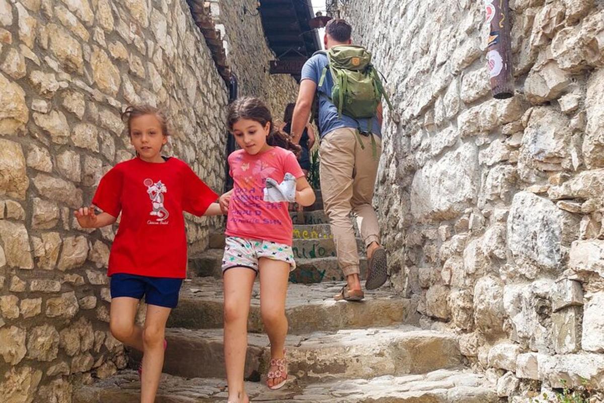 Dos niños pequeños caminando por un callejón de piedra