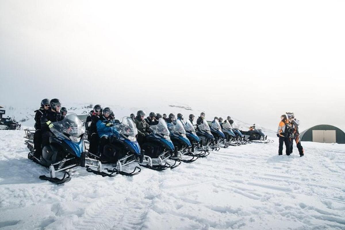 eine Gruppe von Menschen sitzt in Schlitten im Schnee