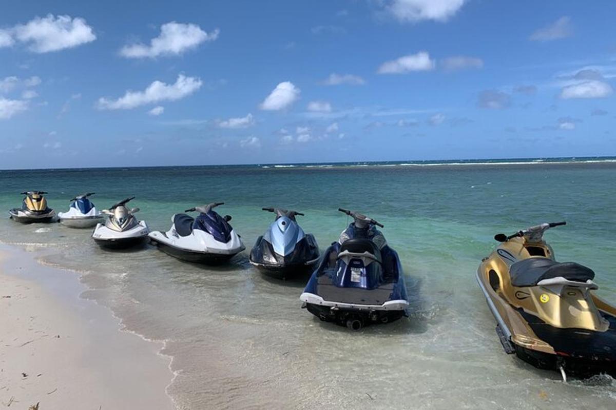 eine Gruppe von Schnellbooten, die am Strand geparkt sind