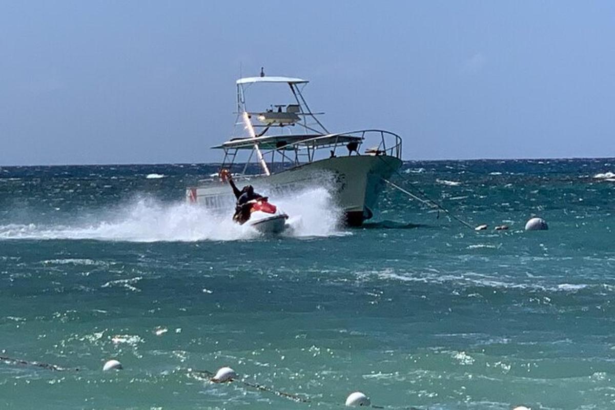 eine Person auf einem Boot im Ozean