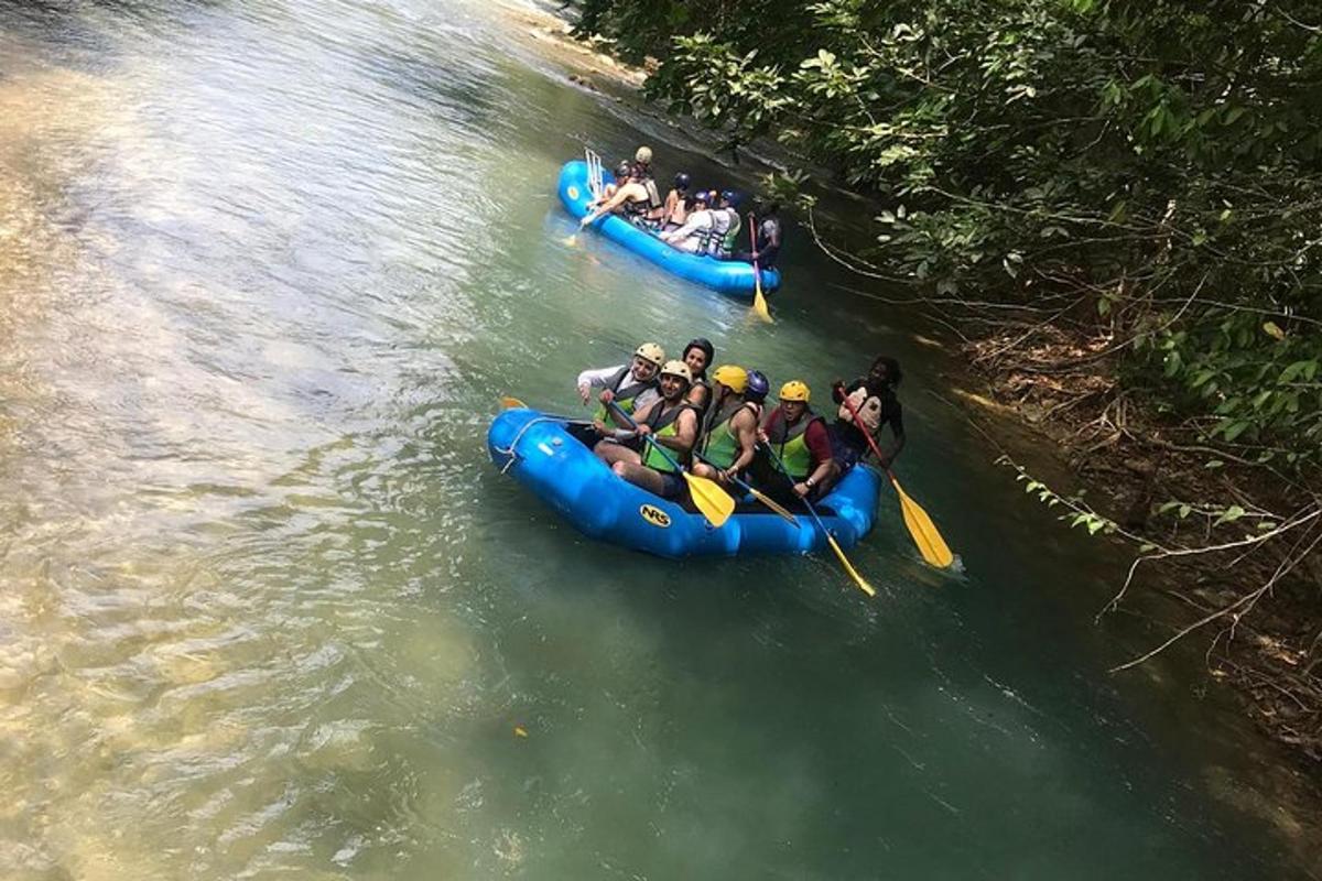 eine Gruppe von Menschen raftet auf einem Fluss
