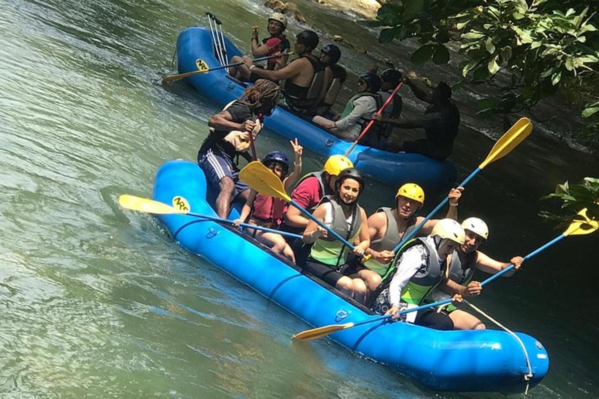 hópur fólks sem siglir á rafting á ánni