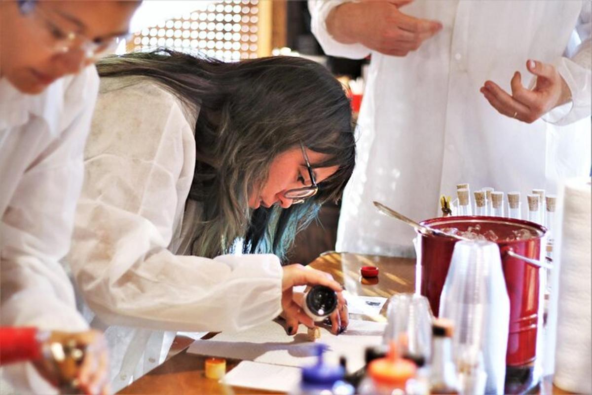 uma mulher em um laboratório olhando para um pedaço de papel