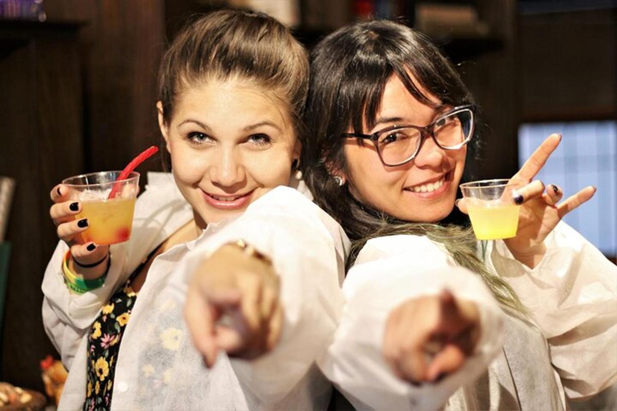 duas mulheres com bebidas nas mãos