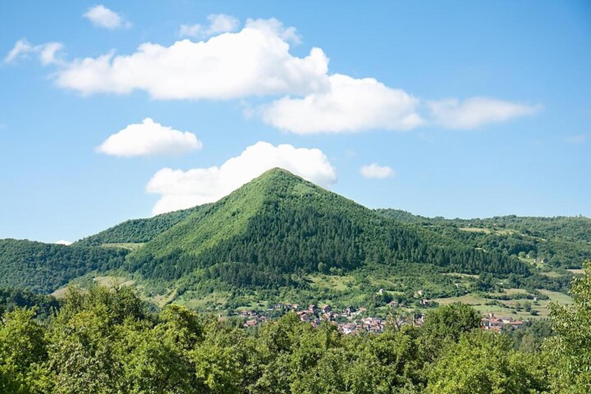 et fjell i det fjerne med en by foran