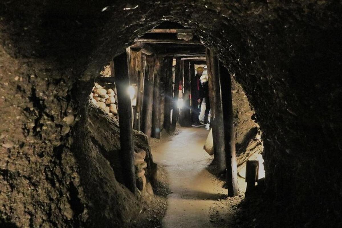 en tunnel i en hule med folk som går gjennom den