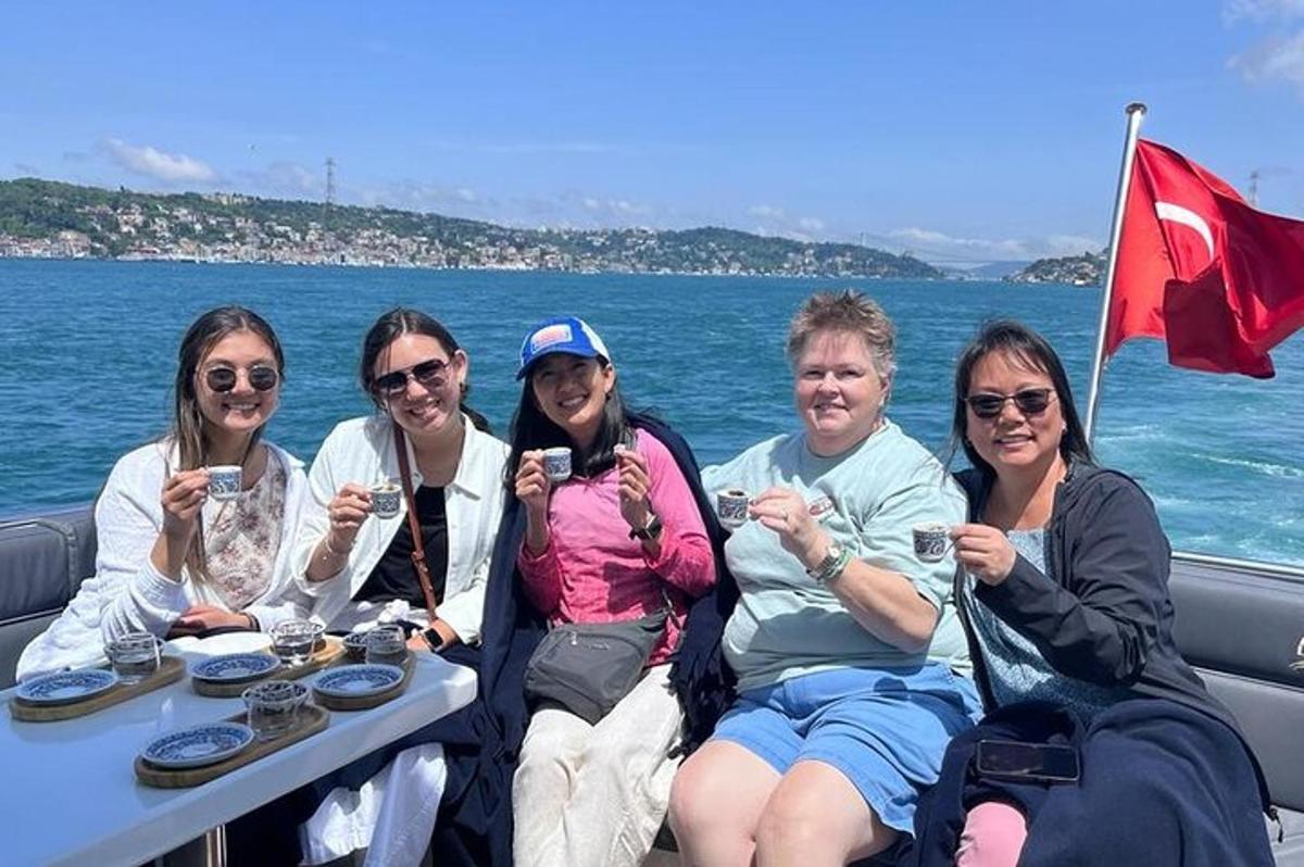een groep mensen die aan een tafel op een boot zitten