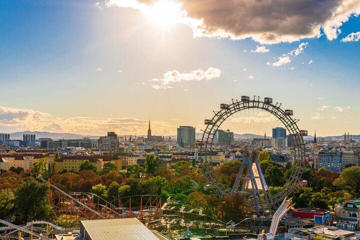 un oraș cu o roată panoramică pe cer
