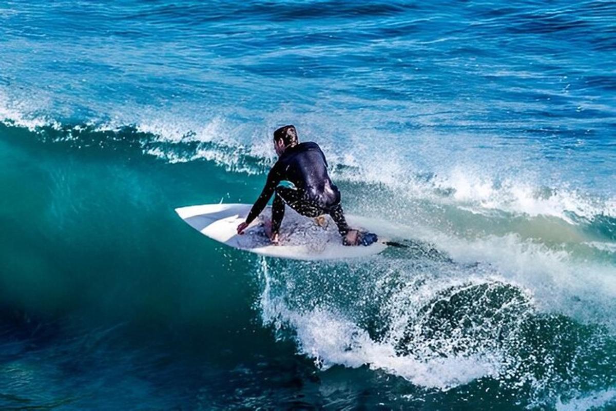 moški, ki jaha val na deski za surfanje v oceanu