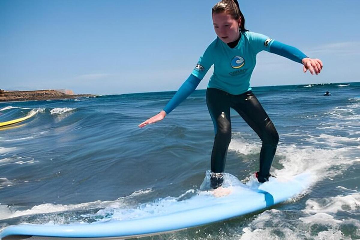 mlada ženska, ki jaha desko za surfanje v oceanu