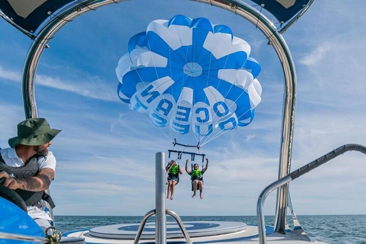 két ember ugrik ki egy hőlégballonból egy hajón