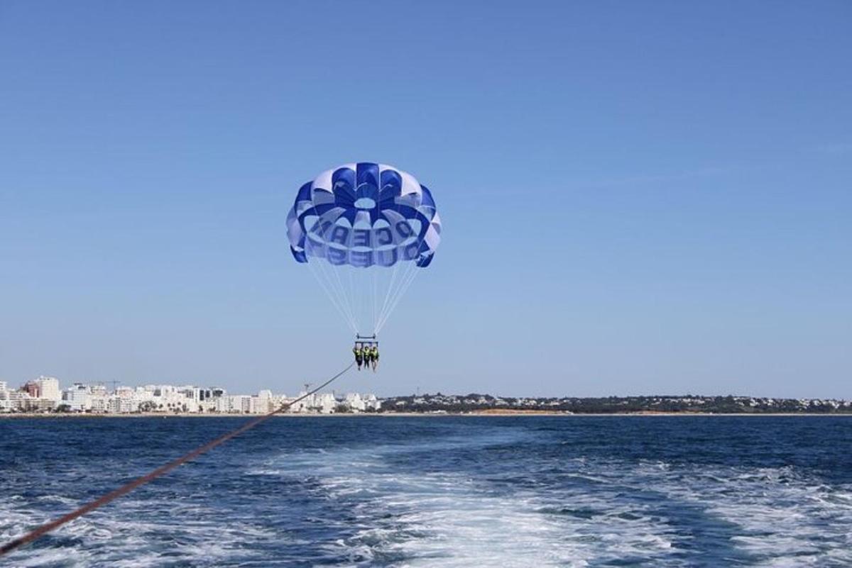 egy kék hőlégballon repül a víz felett