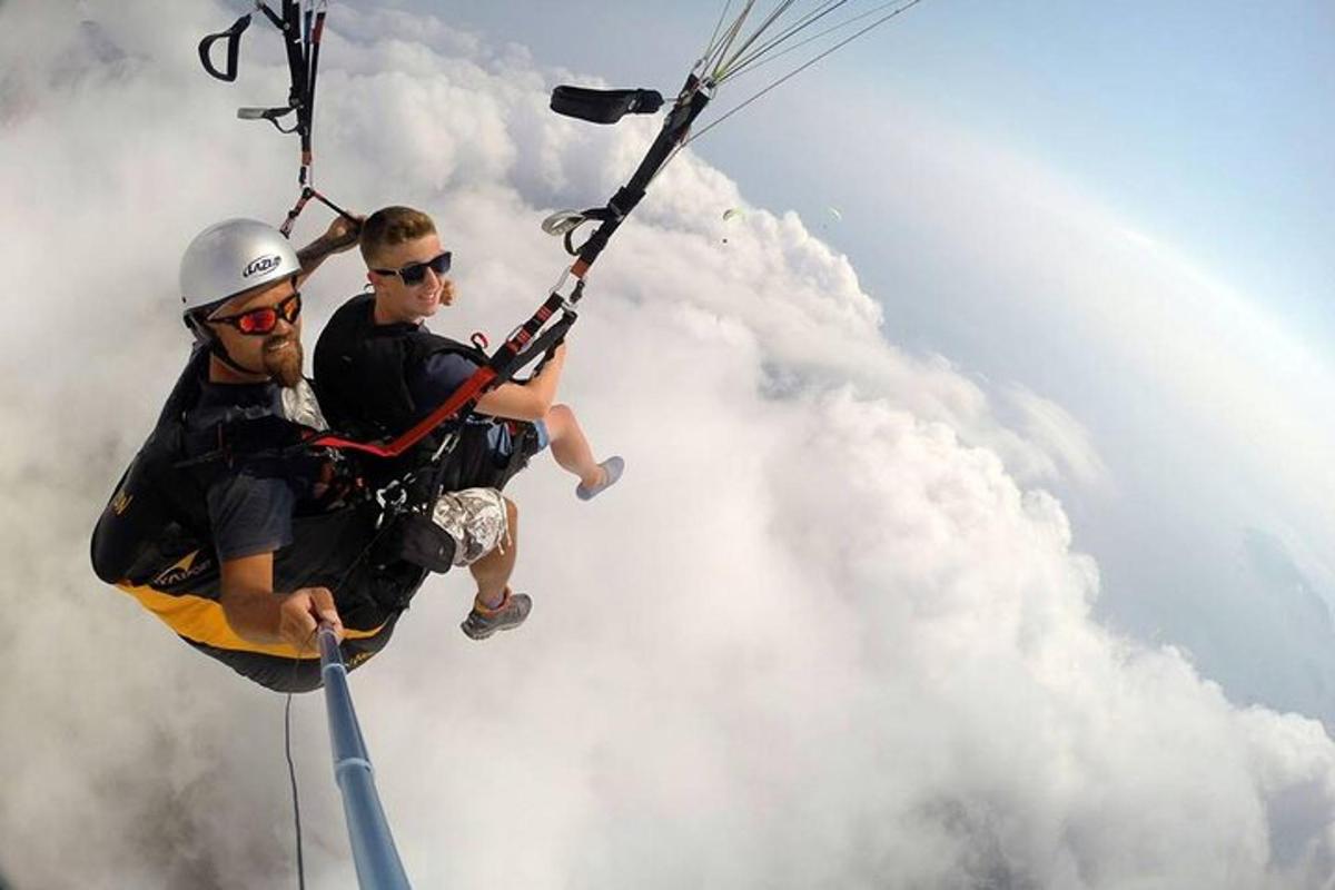 dva moška na ziplineu v zraku