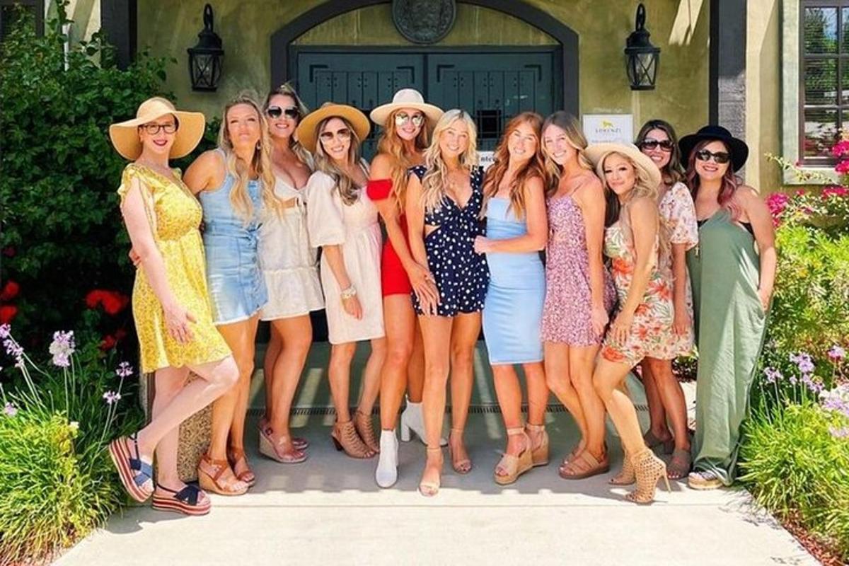un gruppo di donne in piedi davanti a una casa