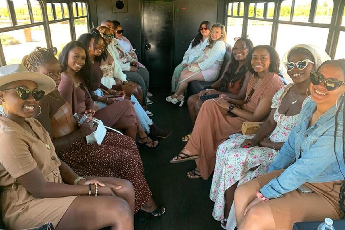 un gruppo di donne sedute su un autobus
