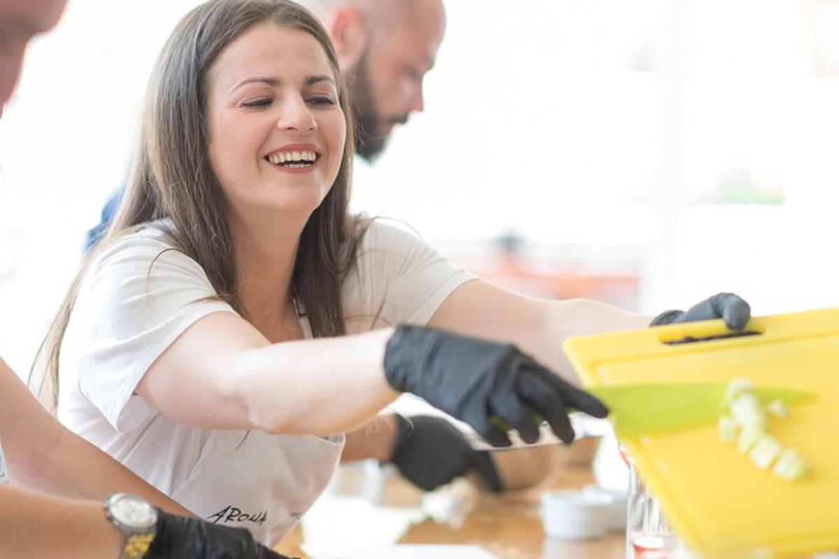 une femme assise à une table avec sa main sur une boîte