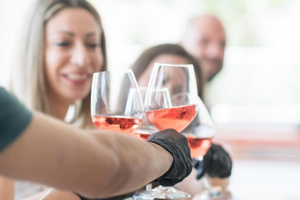 une femme tient trois verres de vin