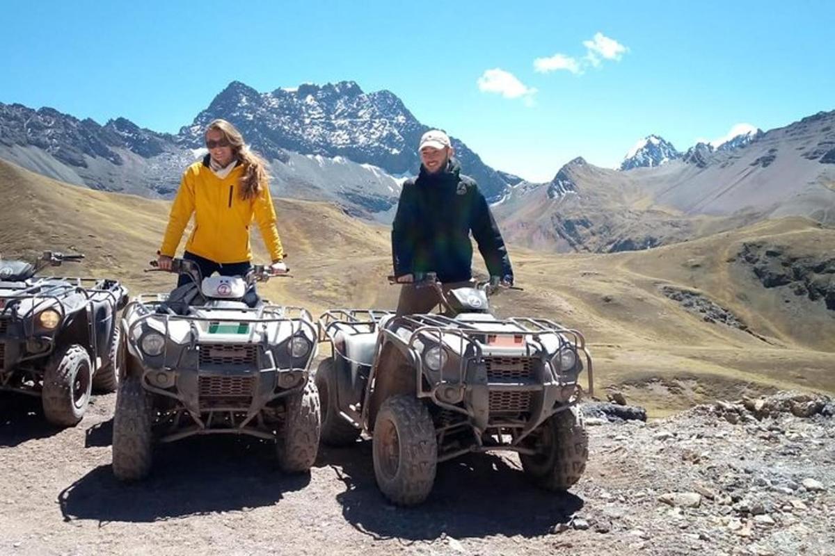 Δύο άνθρωποι στέκονται σε ATV σε ένα βουνό